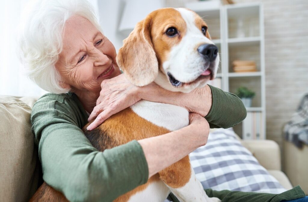 Anciano con mascota