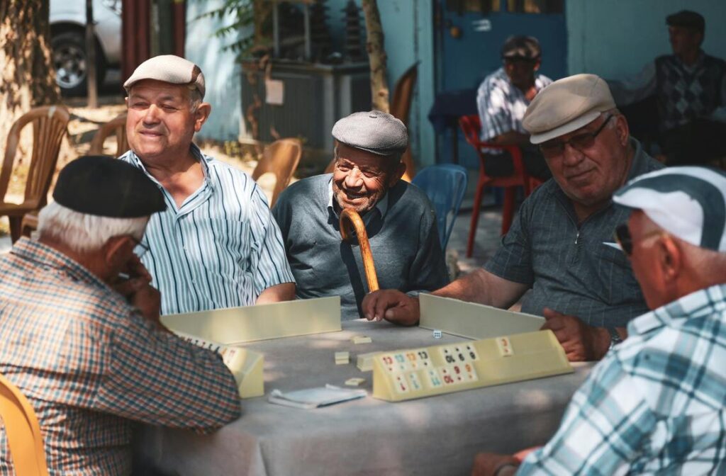 Ancianos jugando al domino 1