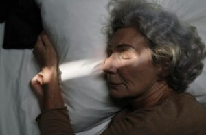 Cuidados nocturnos: Cómo garantizar el bienestar de tus seres queridos durante la noche 2 anciano durmiendo