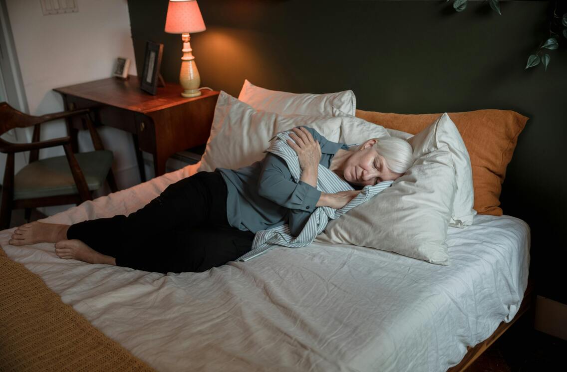 anciano durmiendo en la cama
